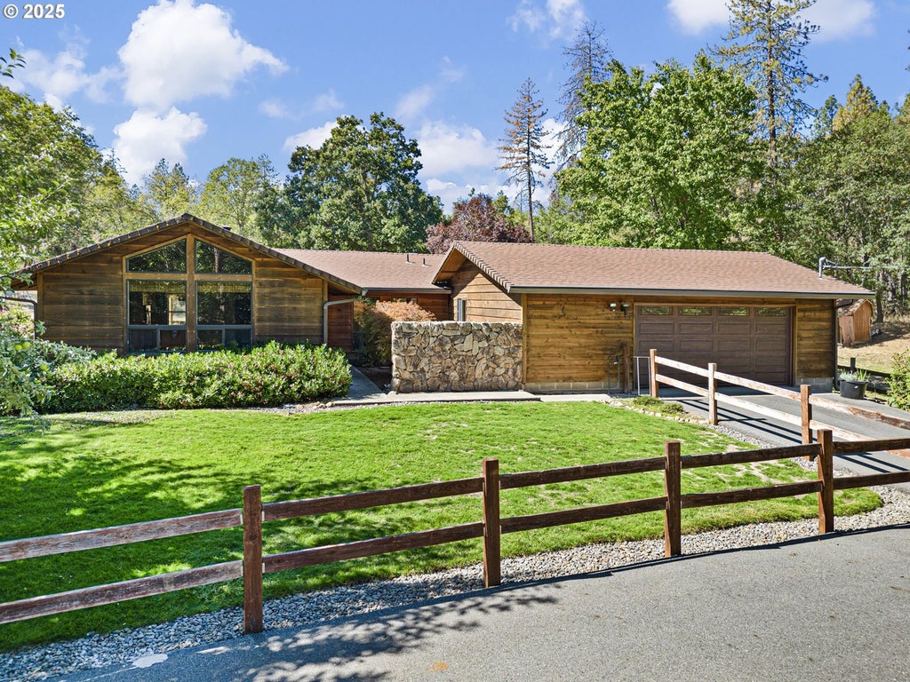 1580 Robertson Bridge Rd, Grants Pass