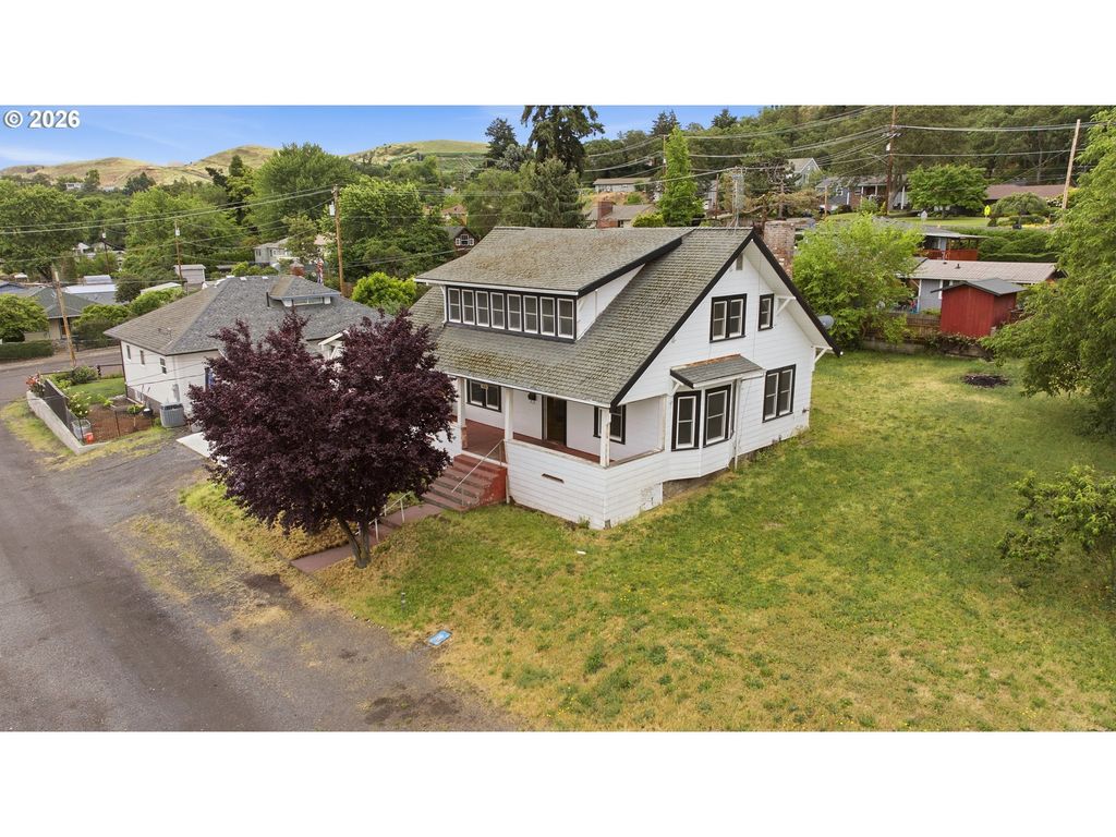 826 E 15th St, The Dalles