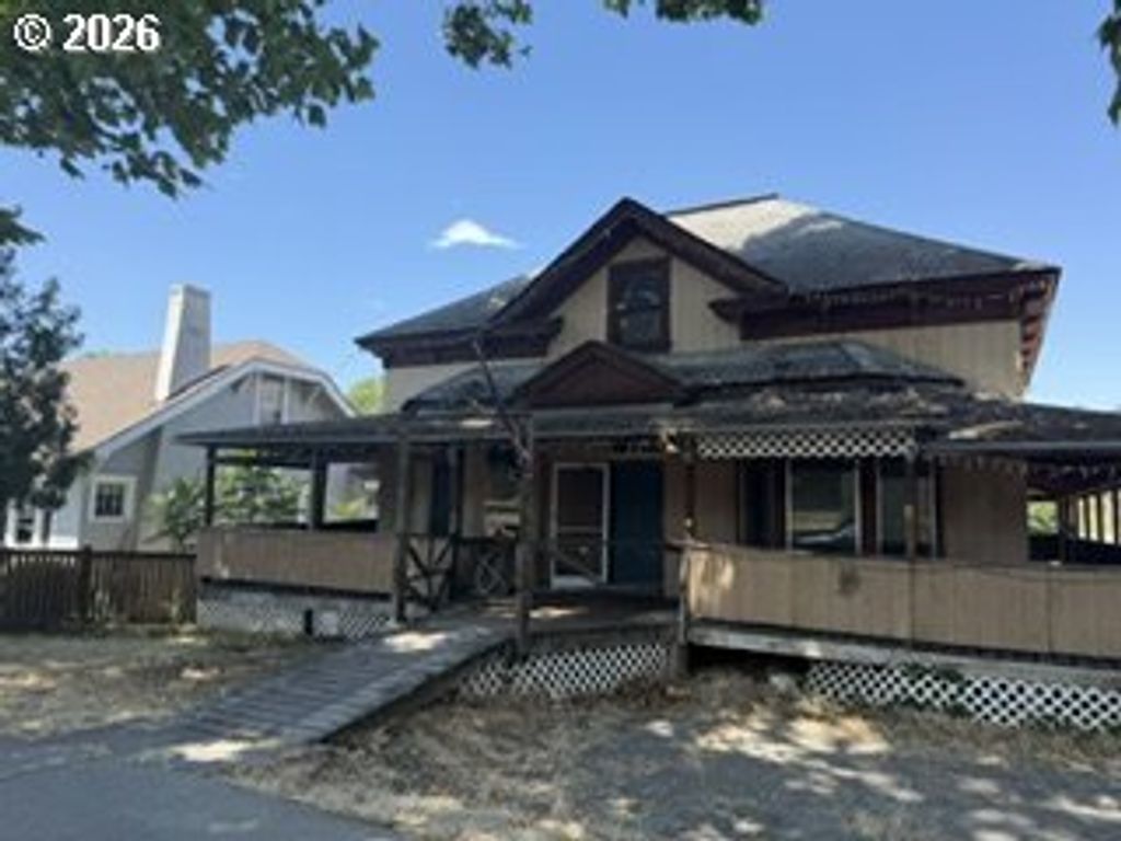 615 E 10th St, The Dalles
