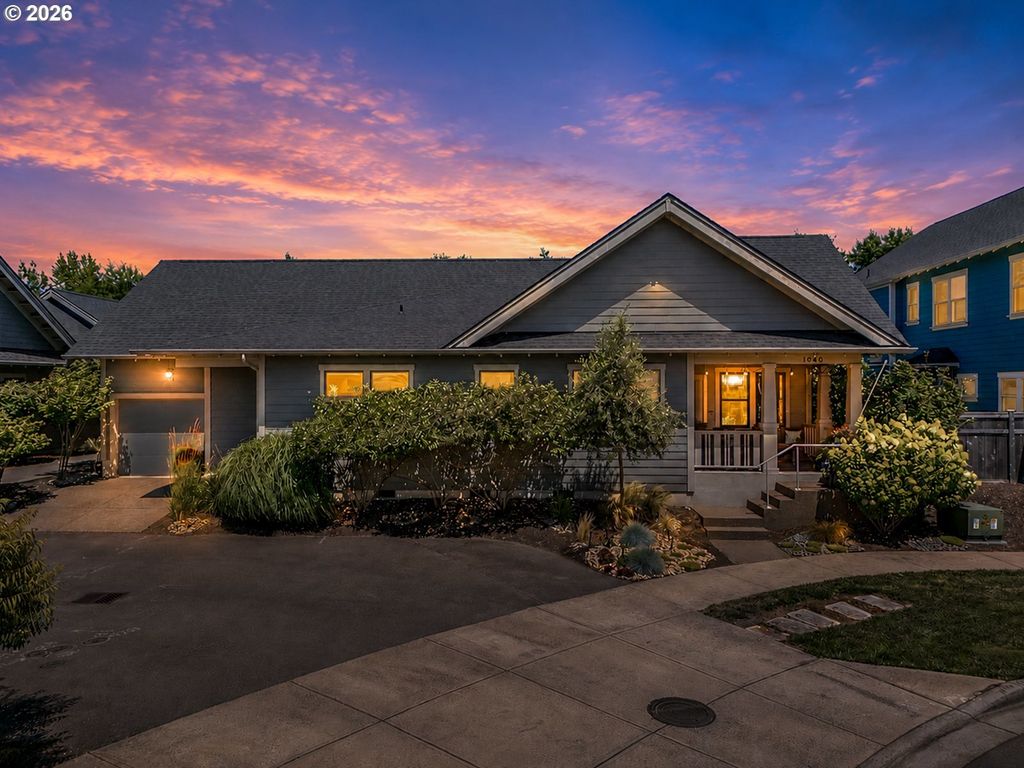1040 Berkeley Ln E, Monmouth