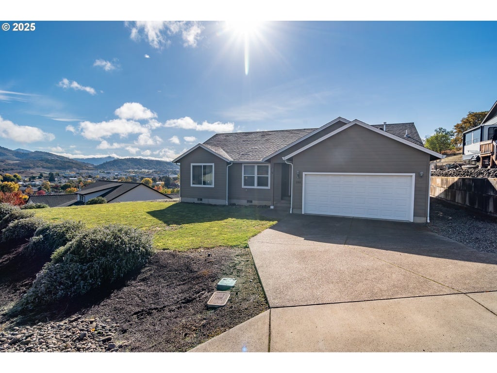246 Palmdale Ave, Roseburg