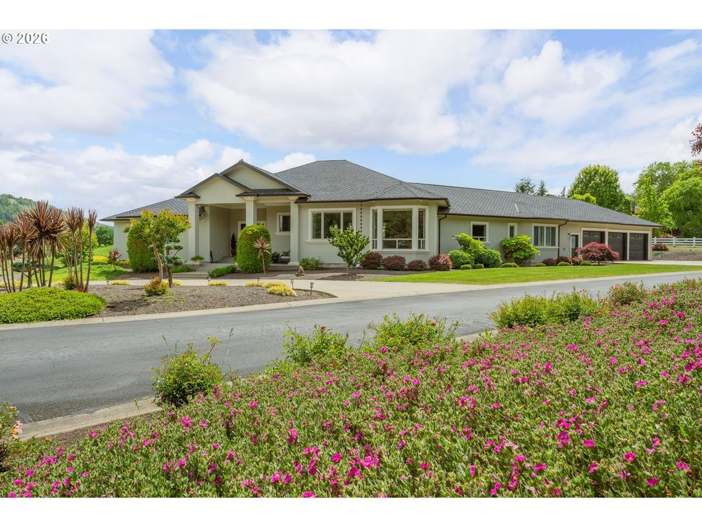 242 Bonifacio Ln, Roseburg