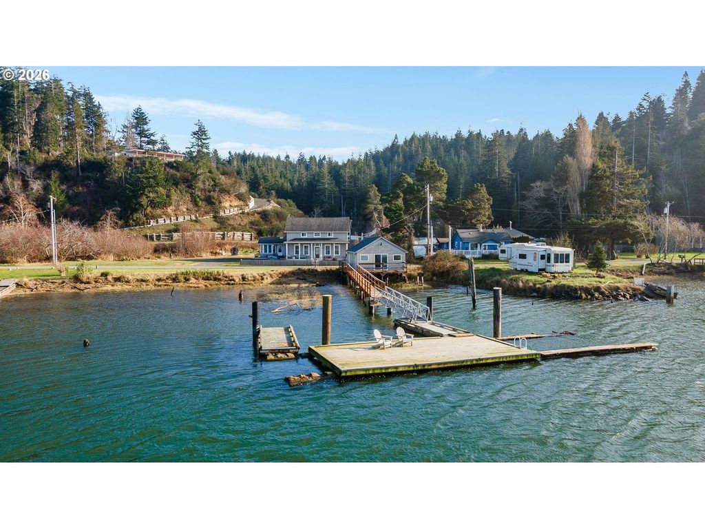 57586 Parkersburg Rd, Bandon