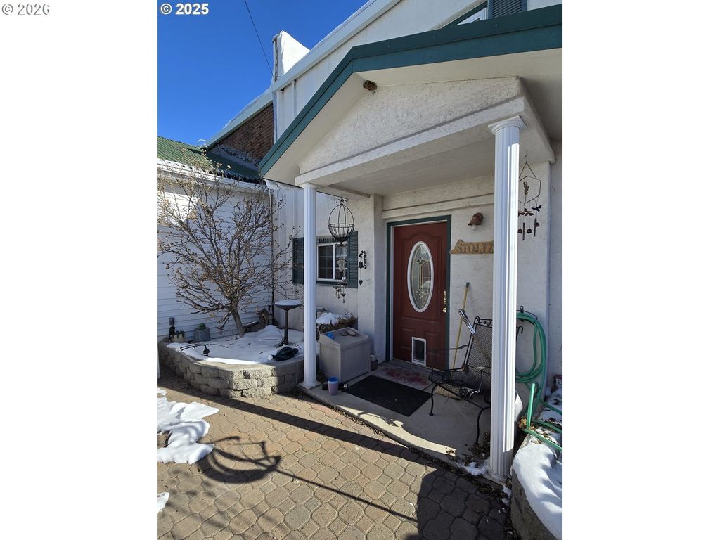 206 1/2 S Main St, Union