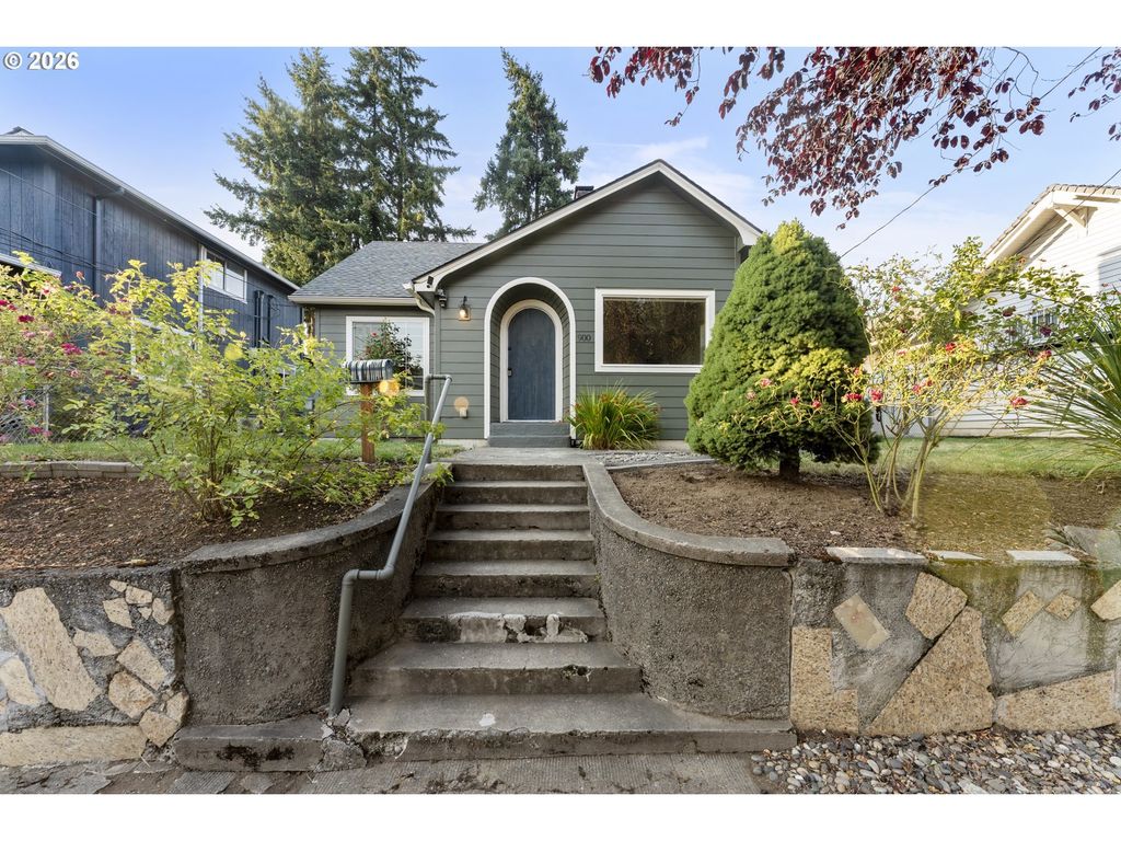 900 W 16th St, Vancouver