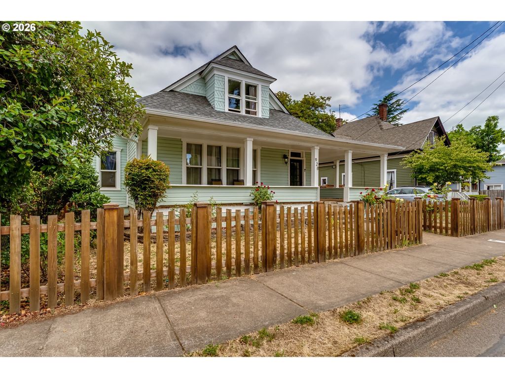 928 W Main St, Cottage Grove