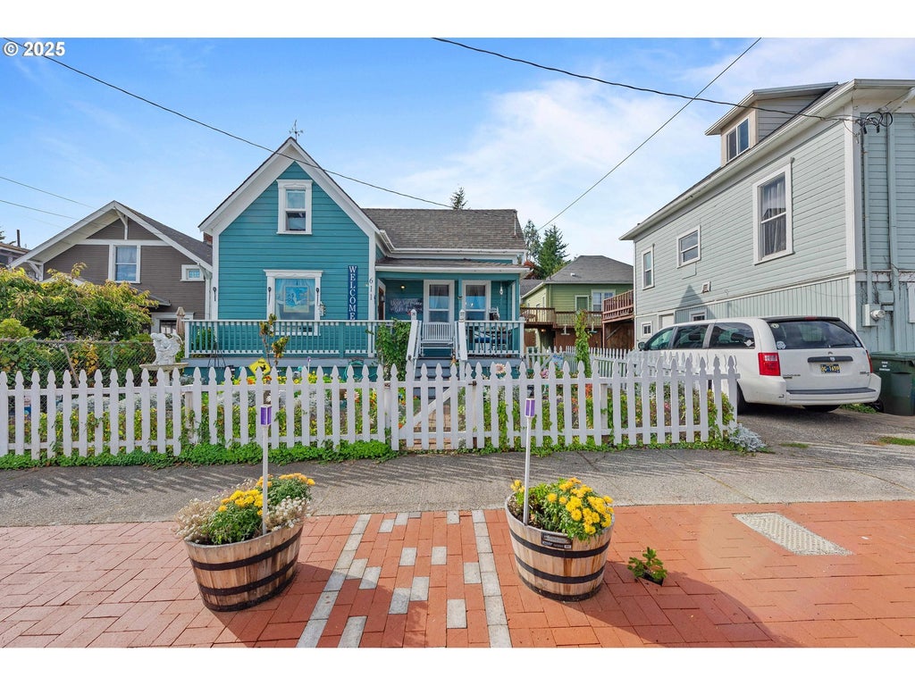 611 S 9th St, Coos Bay