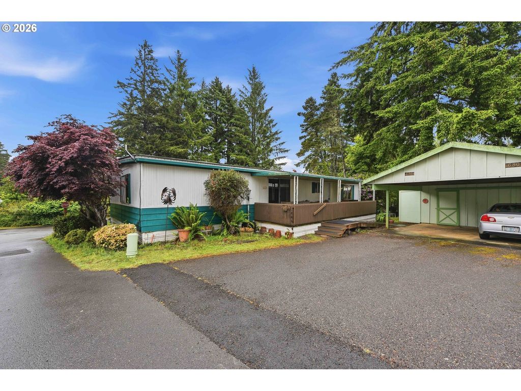 690 Village Pines Dr, Coos Bay