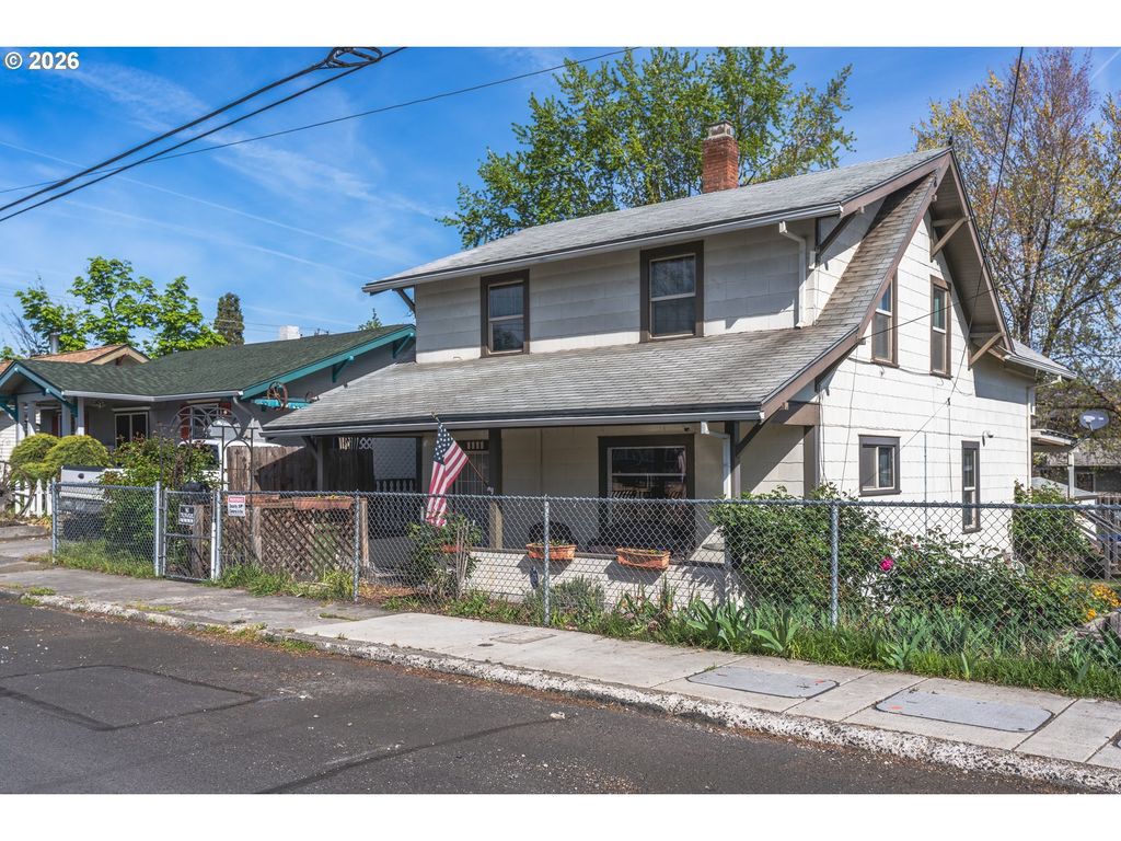 1111 E 9th St, The Dalles