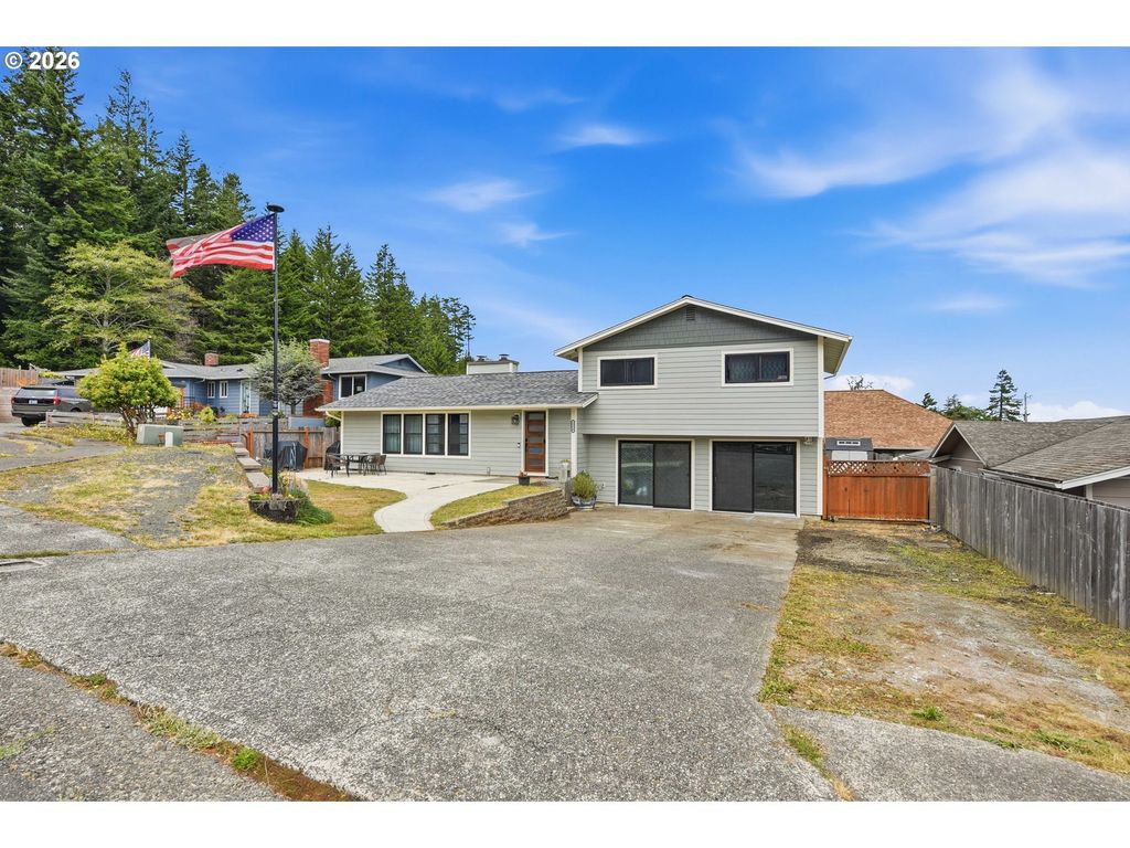 2220 Maine Ct, North Bend