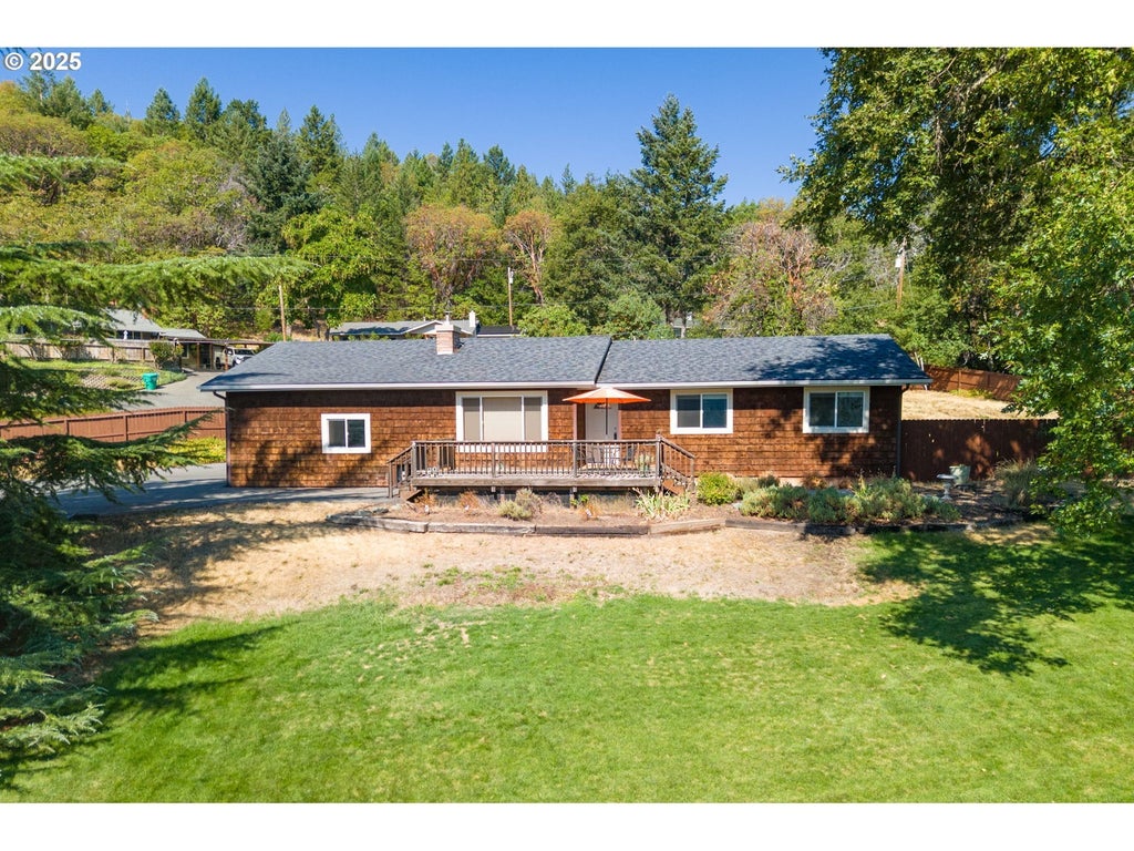 450 Crestview Loop, Grants Pass