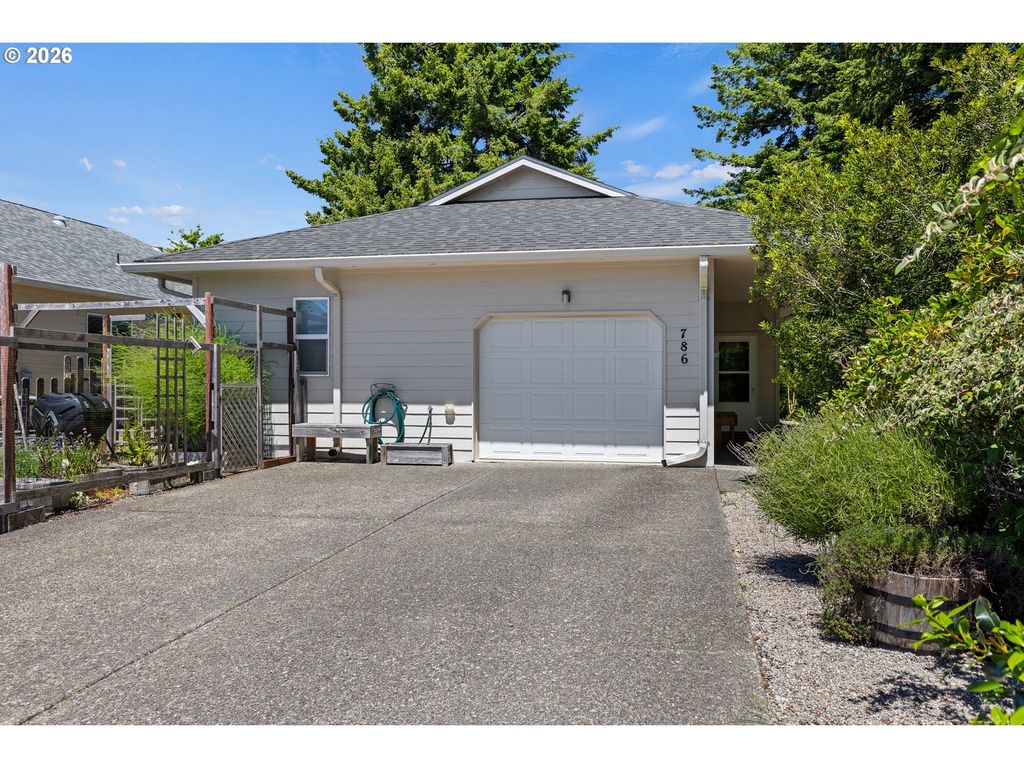 786 Edwards Ave, Coos Bay