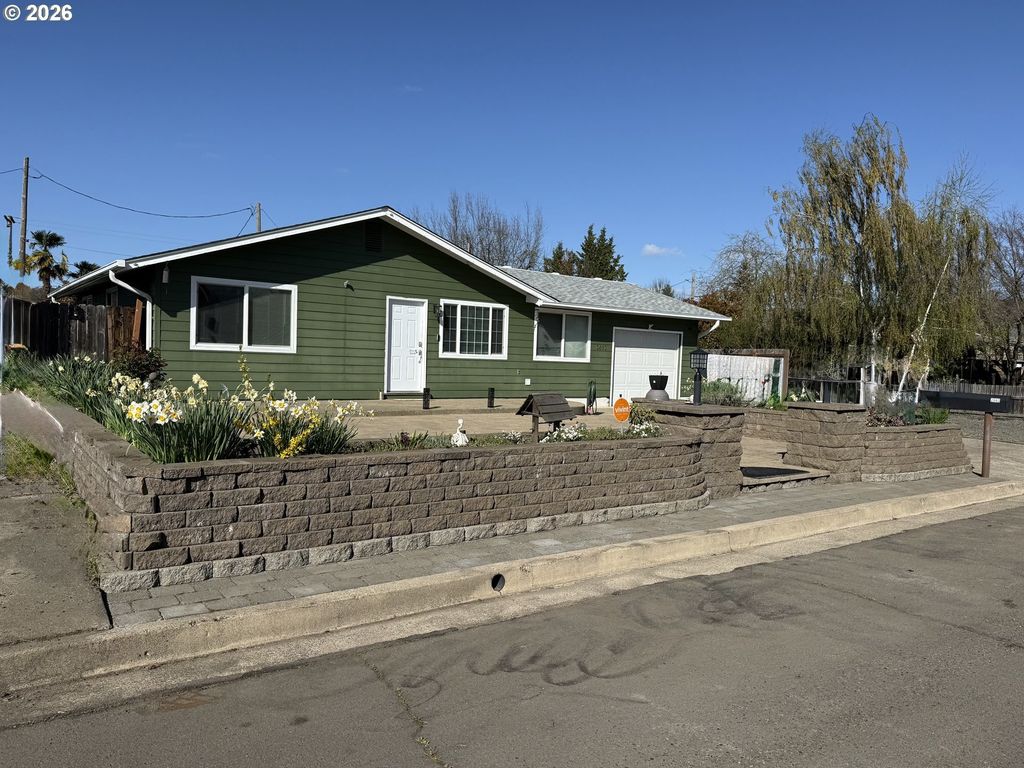 2082 Bel Air Ct 2082, Roseburg