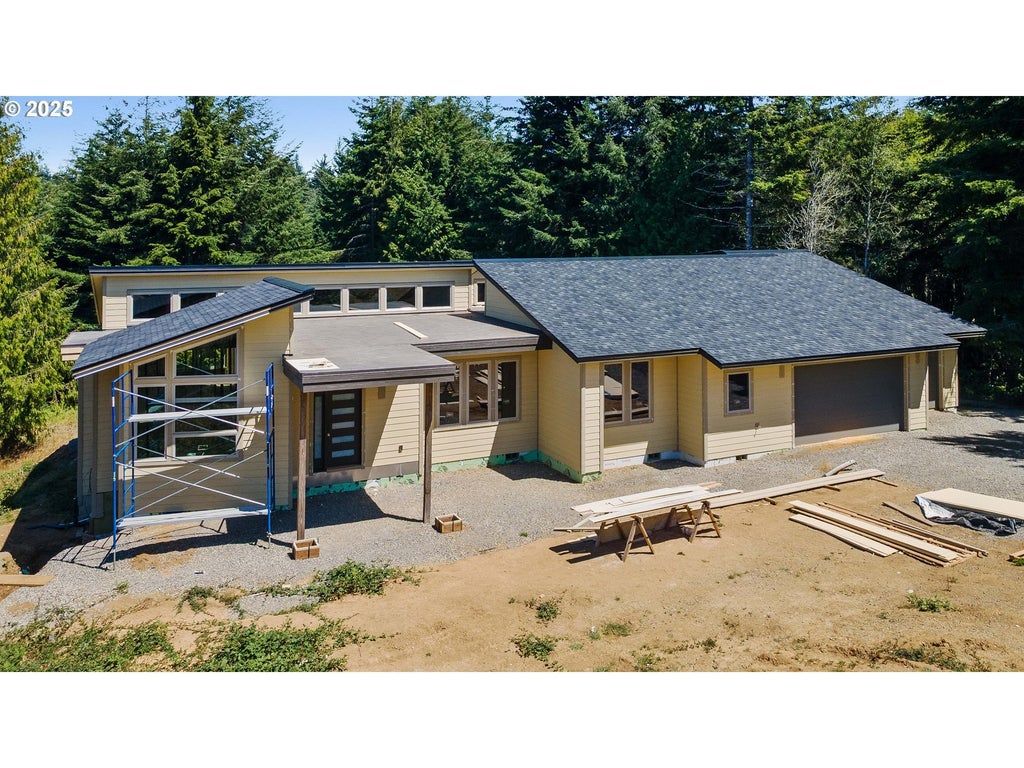 62039 Double Eagle Rd, Coos Bay