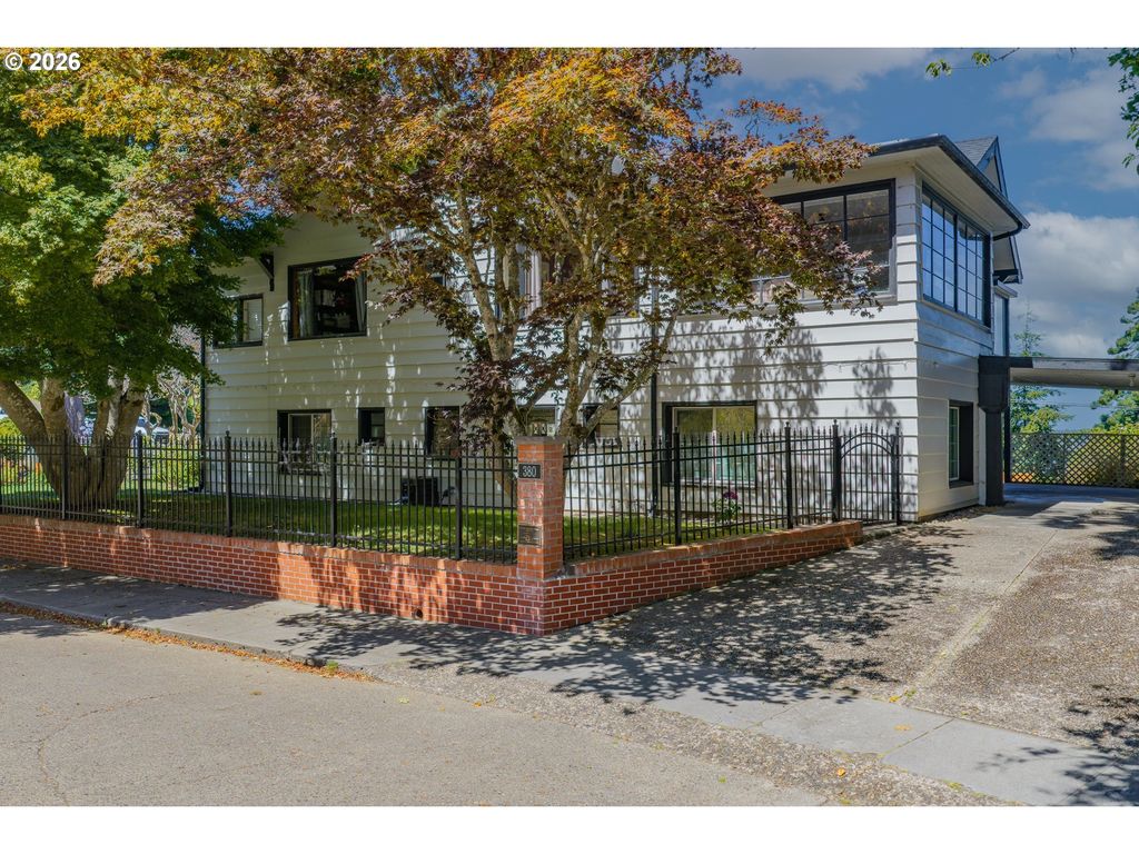 380 N 2nd Ct, Coos Bay