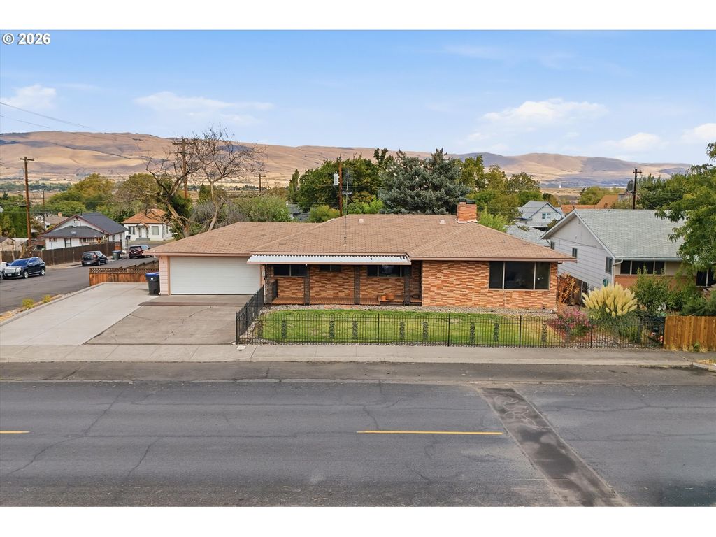 601 E 12th St, The Dalles