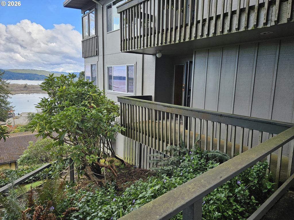 290 N 3rd Ct 1, Coos Bay