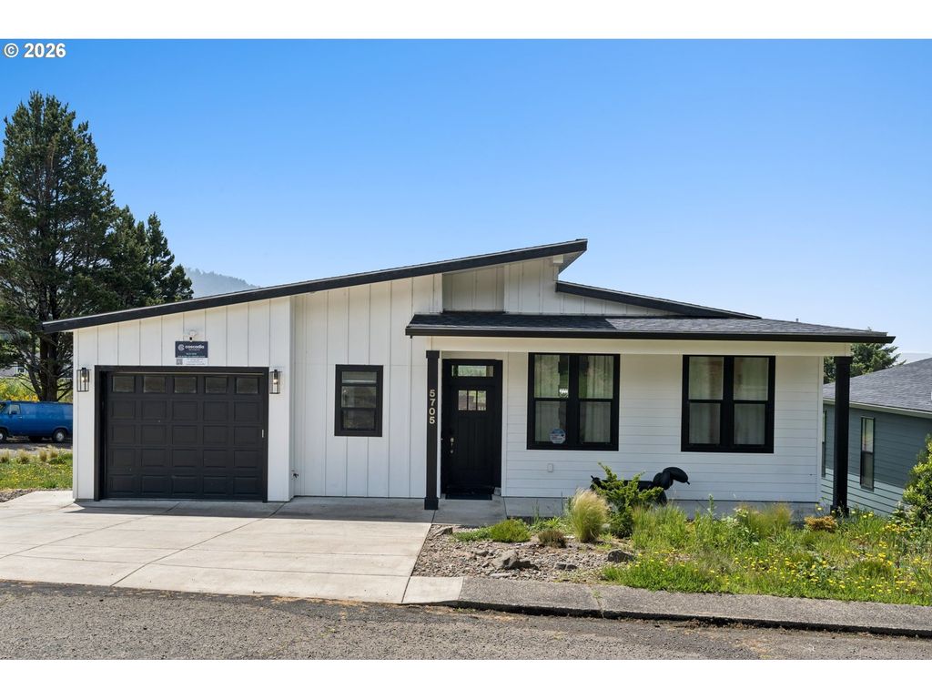 5705 Rollo Dr, Neskowin