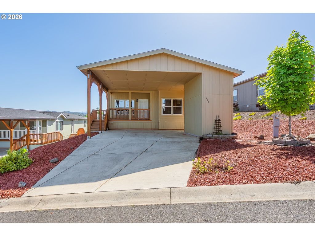 309 Deschutes Ln 136, Roseburg