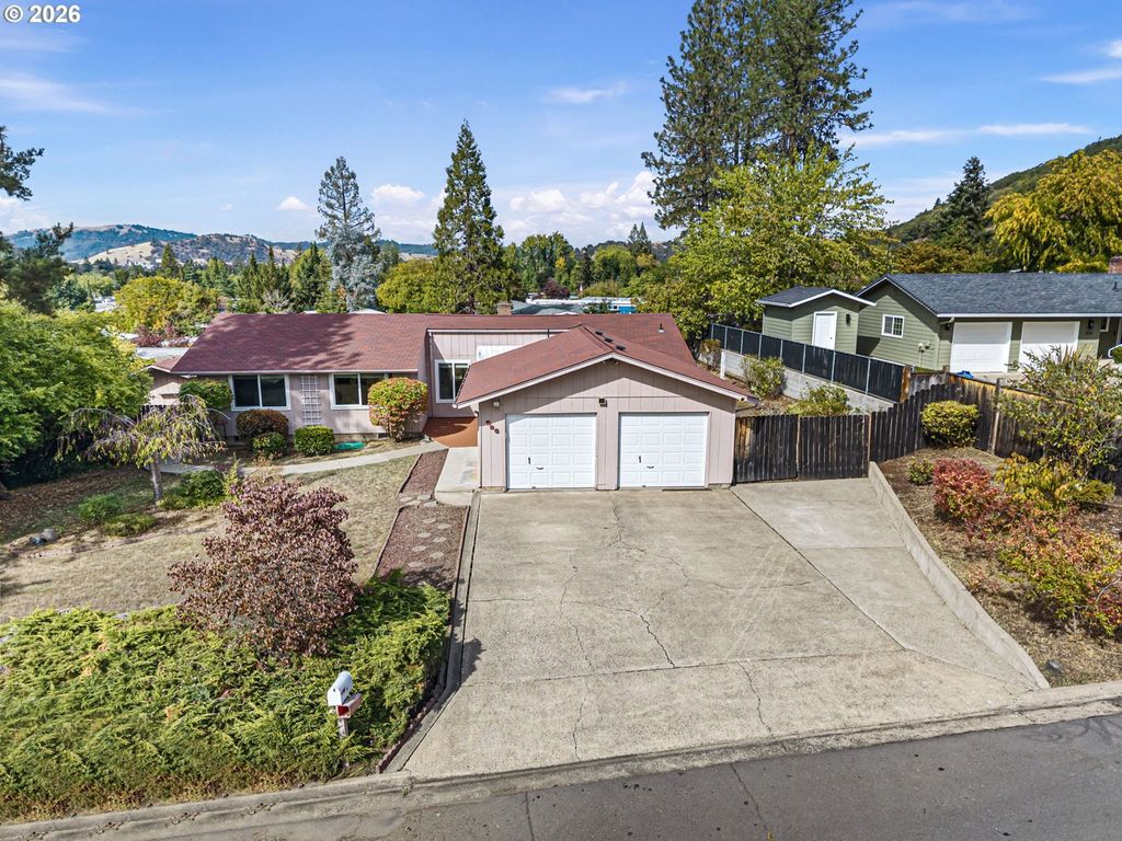286 E Bradley Ct, Roseburg