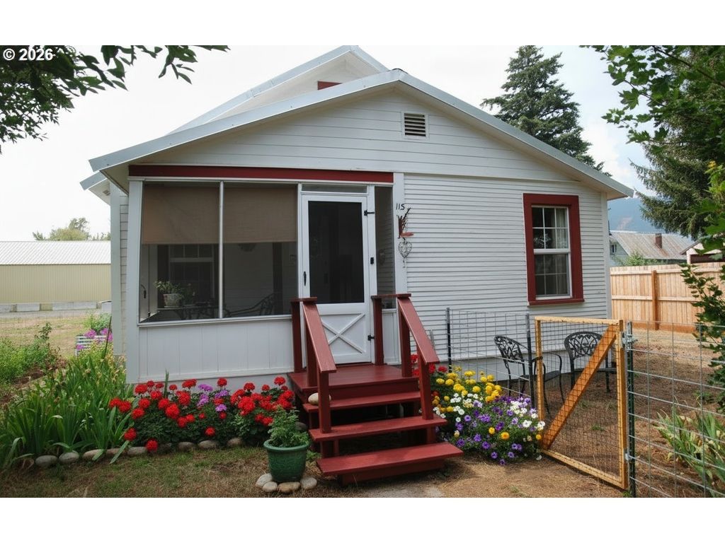 115 Bell St W, Halfway