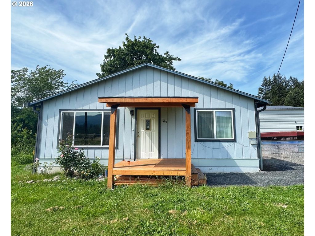 123 N Santiam Hwy, Gates