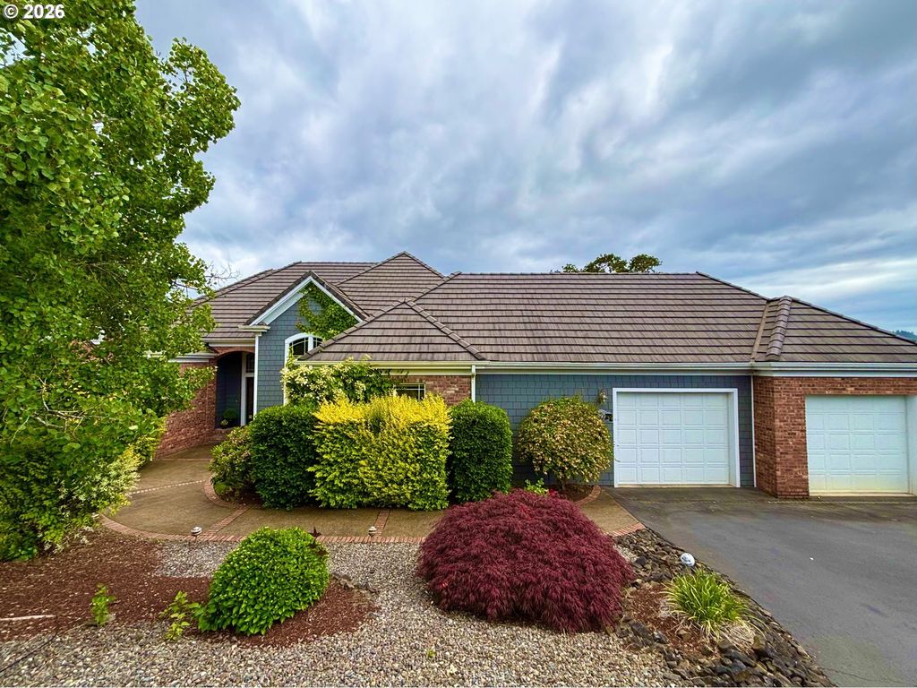 295 Fairway Village Ln, Roseburg