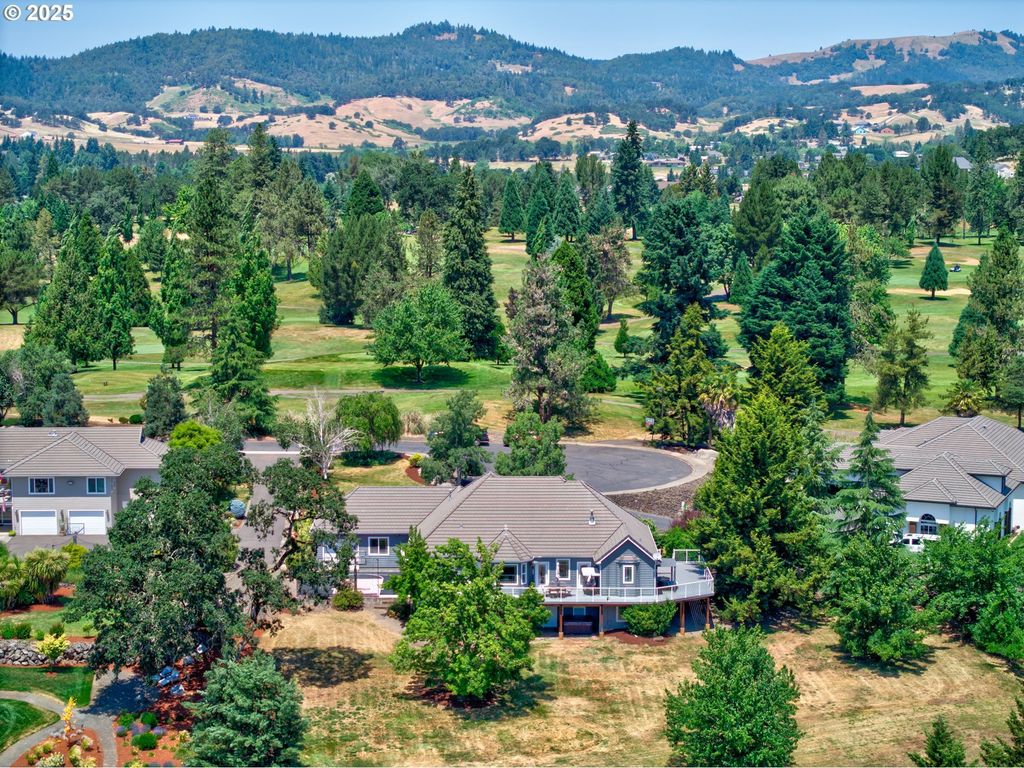 295 Fairway Village Ln, Roseburg