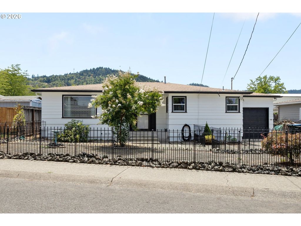2735 W Sherwood Ave, Roseburg