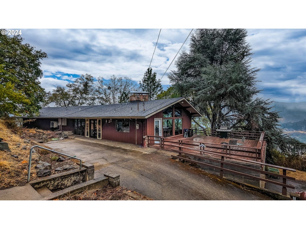 1751 Fairhill Dr, Roseburg