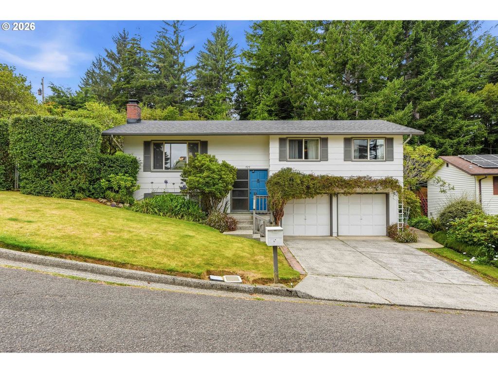925 Oakway Dr, Coos Bay