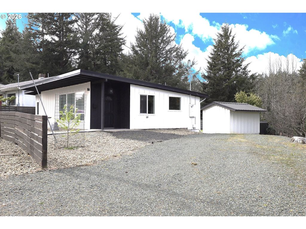 1166 Winsor Ave, North Bend