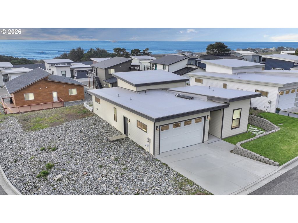 30396 Driftwood Dr, Gold Beach