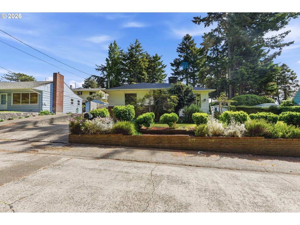 1313 Bayview St, North Bend