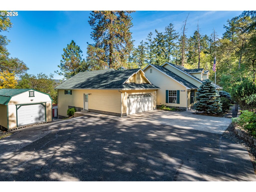 1049 W Copper Ct, Roseburg