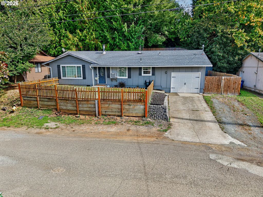 78 N Vernon St, Coquille