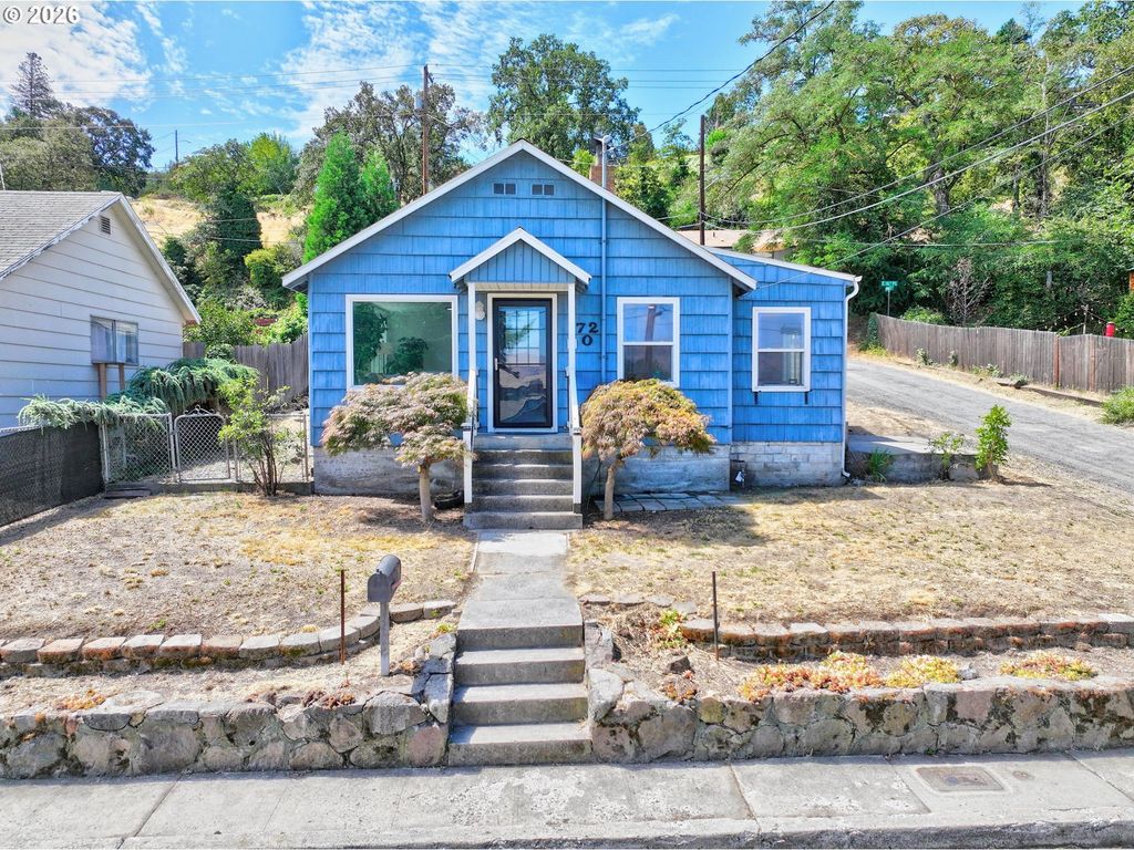 720 E 15th St, The Dalles
