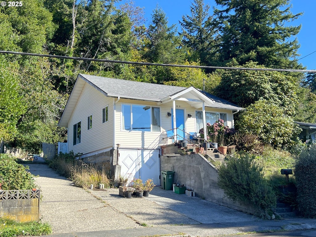 860 8th Ter, Coos Bay