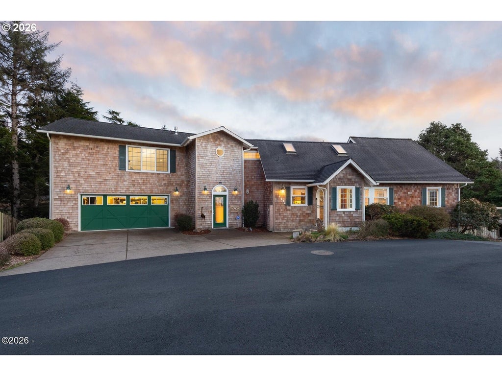 1004 Sw 10th Place, Lincoln City