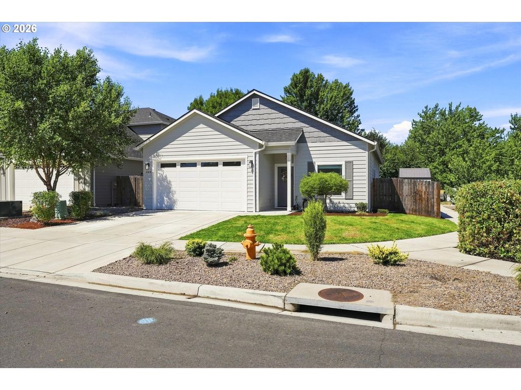 699 Kaitlin Ln, Medford