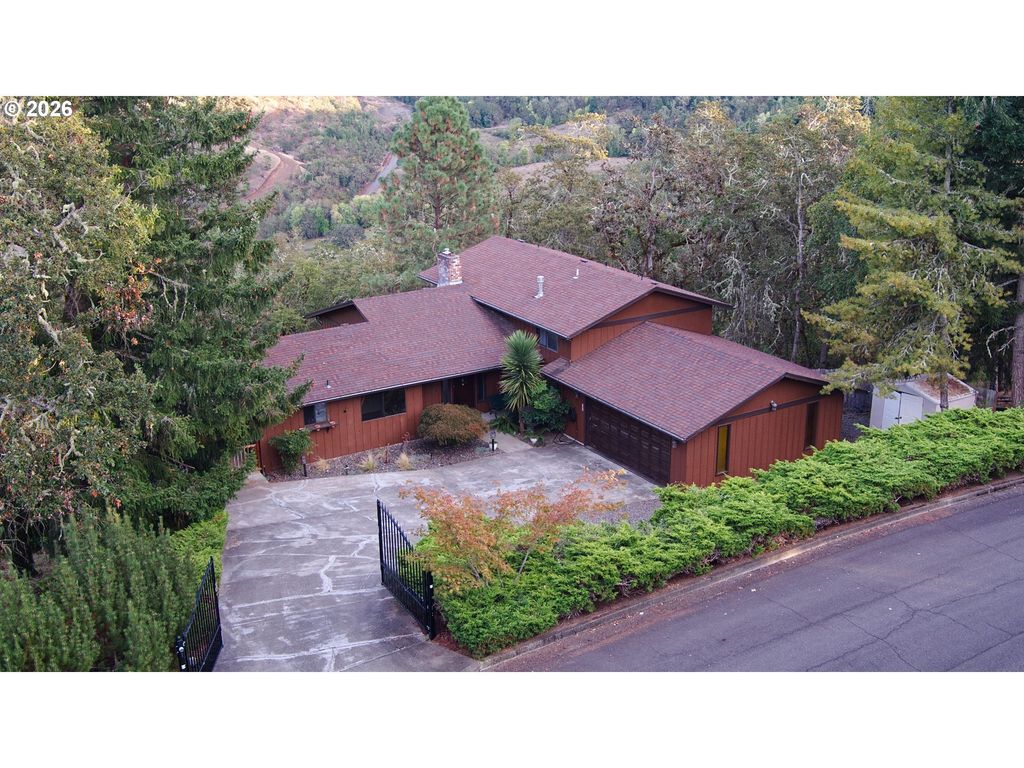 725 Se Summit Dr, Roseburg