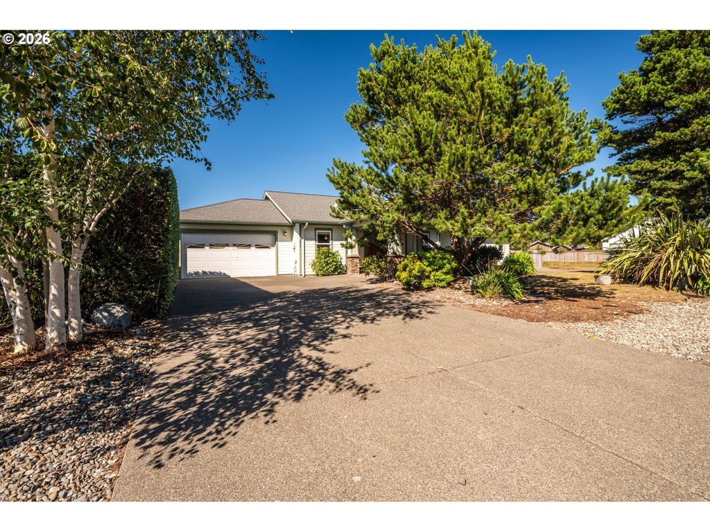 277 10th St, Bandon
