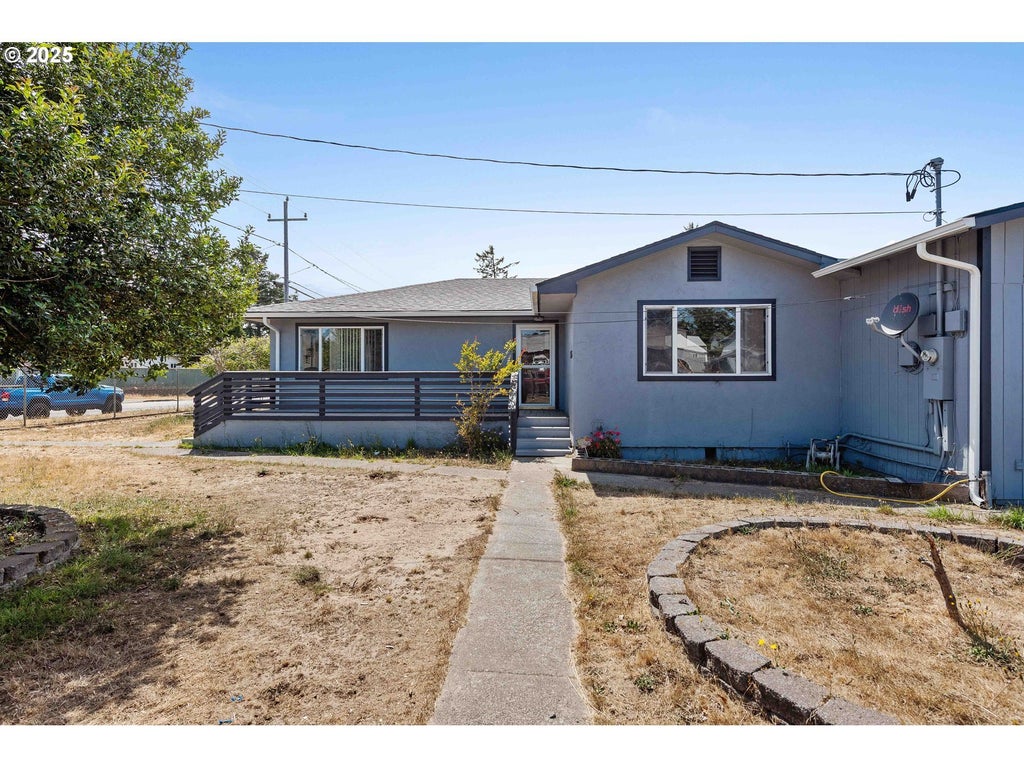 1366 Lakeshore Dr, Coos Bay