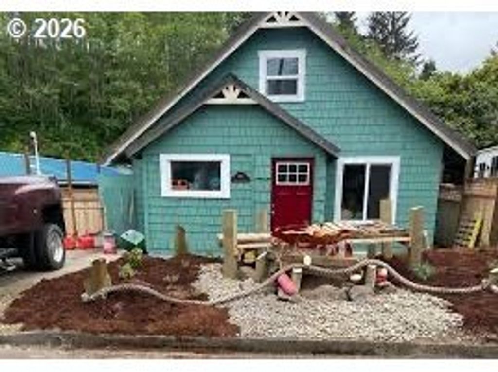 760 Clearlake Ave, Winchester Bay