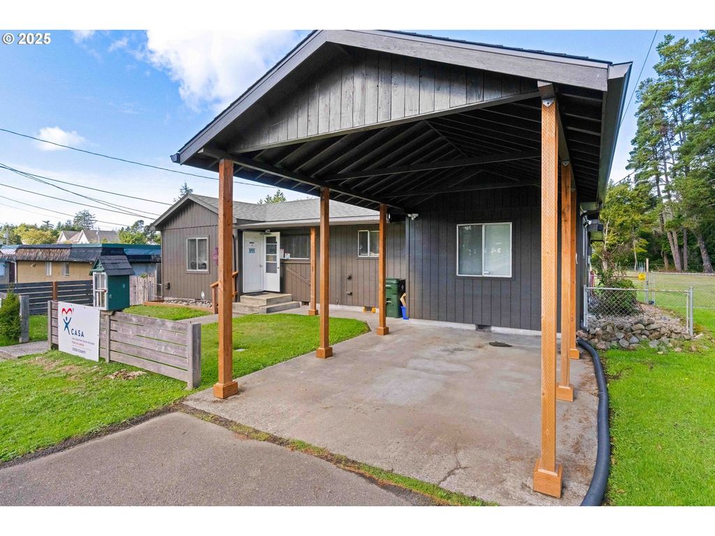 1848 Thomas Ave, Coos Bay