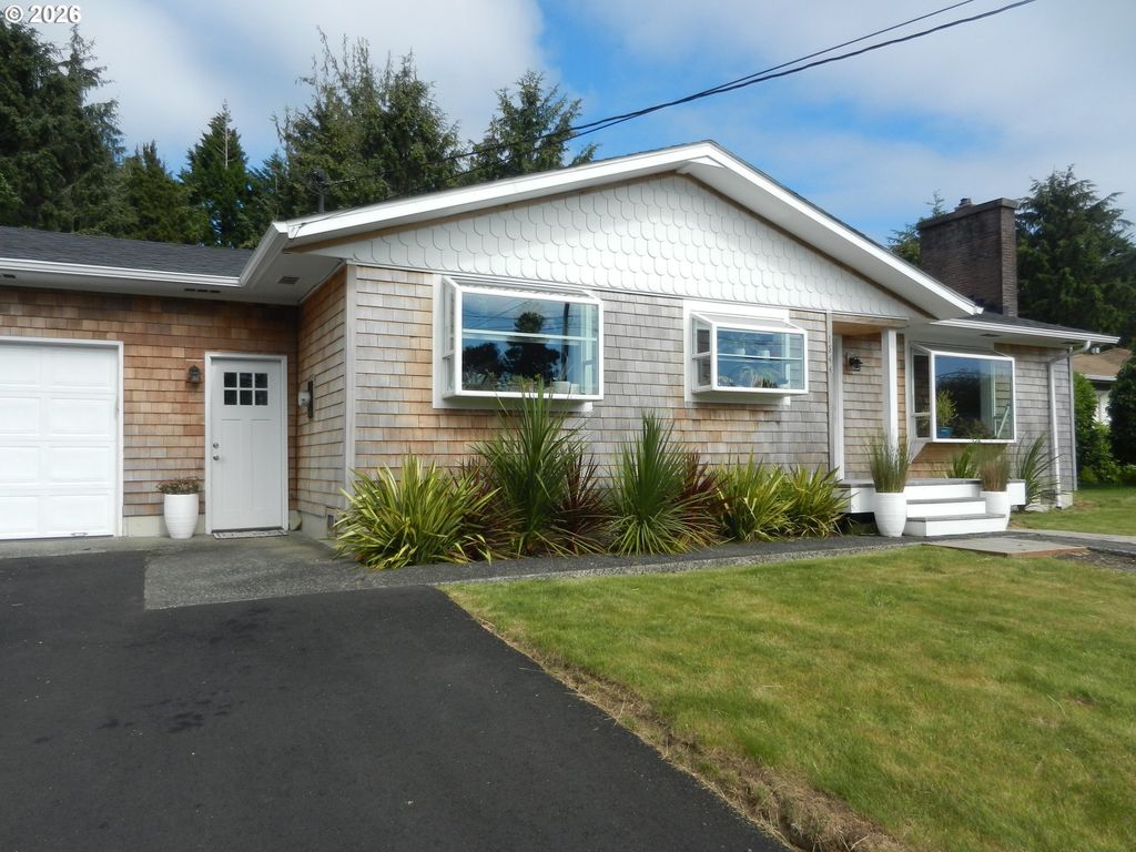 1844 Ne Crestview Pl, Newport
