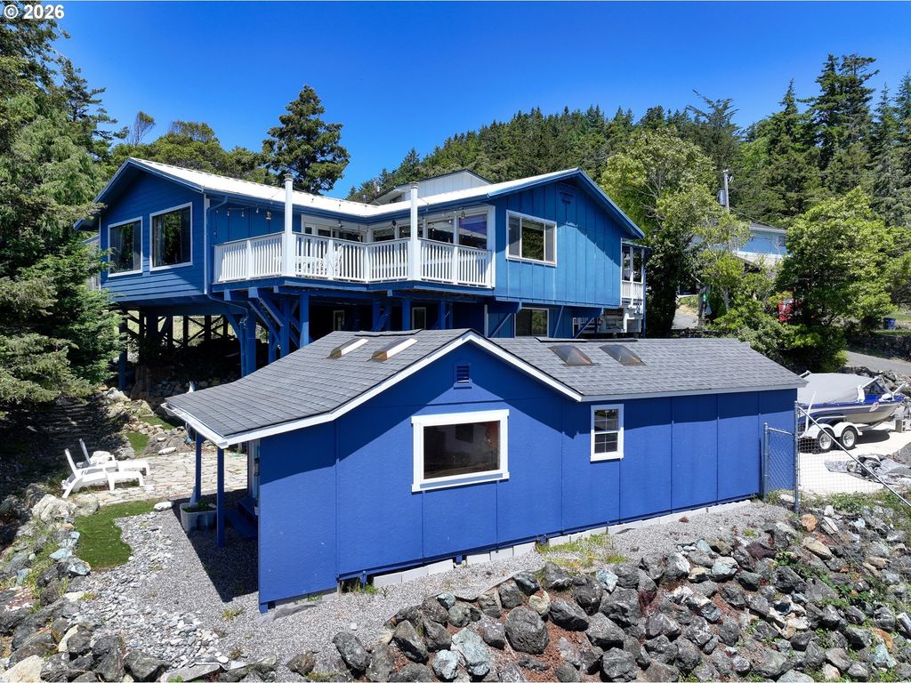 29790 Hound Dog Rd, Gold Beach