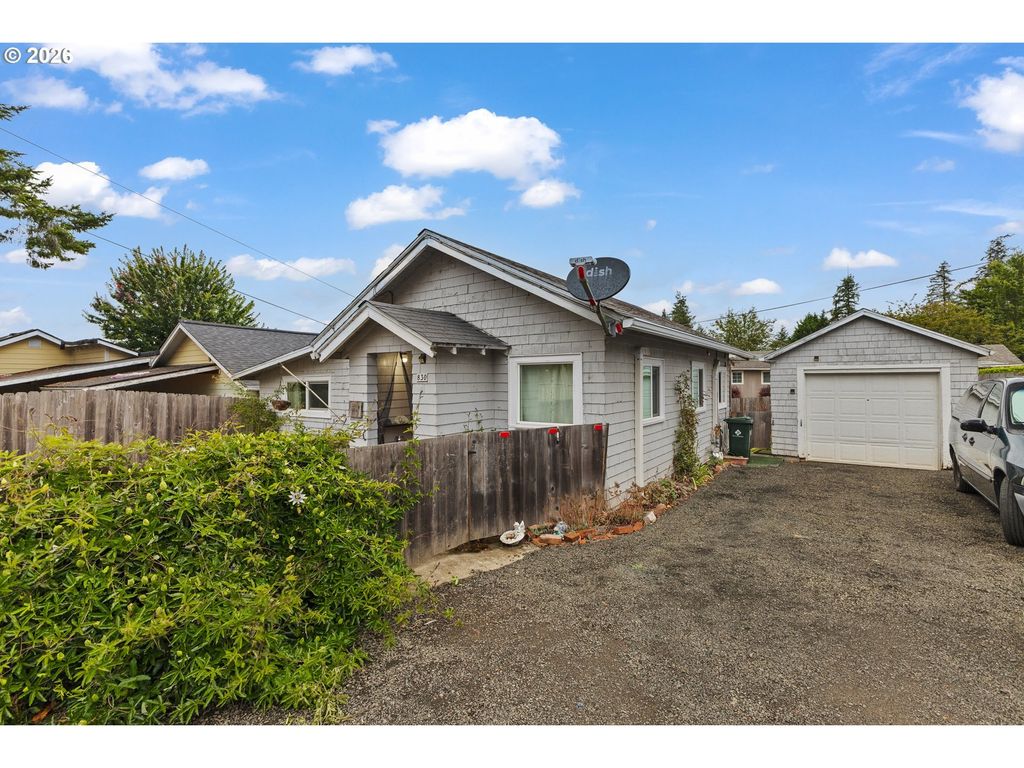 830 E 10th St, Coquille