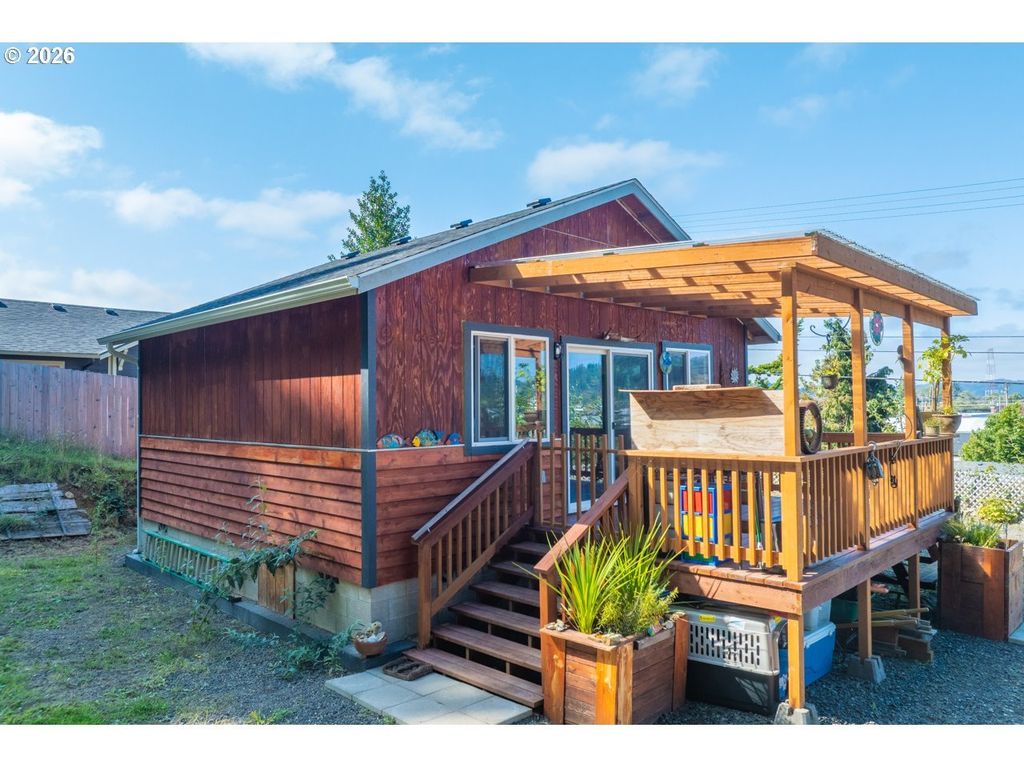 442 Elm Ave, Reedsport