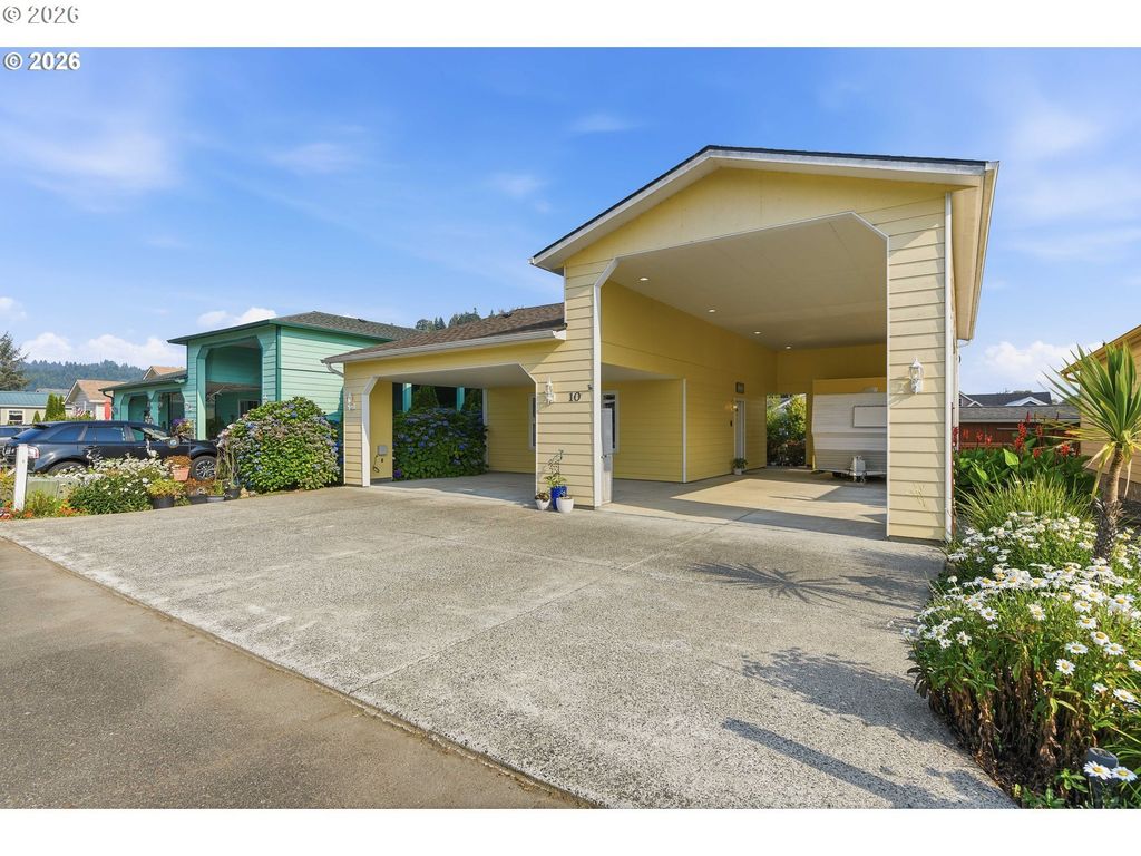 10 Pine Ln, Lakeside